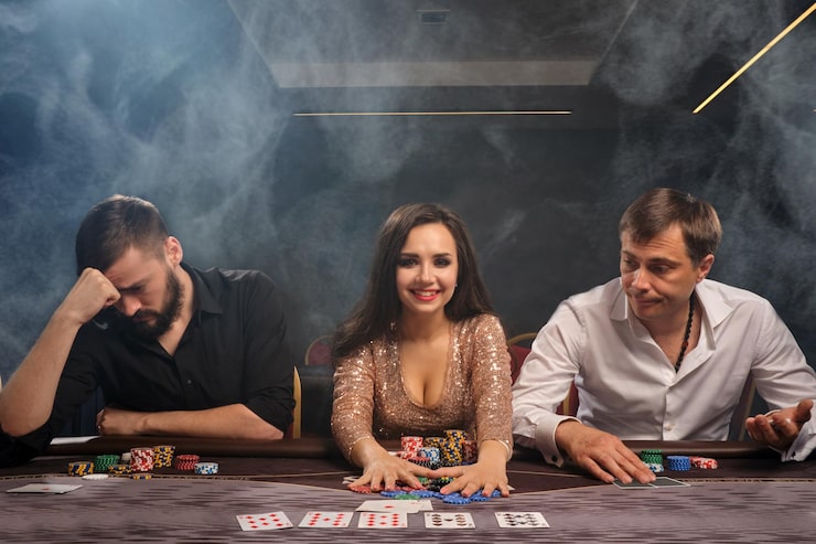 Klimatyczne wnętrze lokalnego klubu bingo Club Hall Society, z elegancko nakrytymi stołami gotowymi na przyjęcie graczy z całej Polski. Na blatach leżą równo ułożone pakiety kart do gry oraz profesjonalne markery w różnych kolorach. W tle delikatnie błyszczą neony i nowoczesna maszyna losująca, która za chwilę rozpocznie wieczorną, pełną emocji rozgrywkę. To idealne miejsce na spędzenie wolnego czasu ze znajomymi, gdzie każdy może znaleźć pakiet dostosowany do swojego budżetu. Zapraszamy do zapoznania się z naszym atrakcyjnym cennikiem biletów i usług.