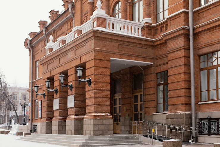 Elegancka fasada budynku naszego lokalnego klubu bingo Club Hall Society w samym sercu miasta, w pobliżu popularnych węzłów komunikacyjnych. Jasne, ciepłe neony oświetlające wejście zapraszają gości do spędzenia niezapomnianego wieczoru w przyjaznej, tętniącej życiem atmosferze. Jeśli masz jakiekolwiek pytania dotyczące rezerwacji biletów lub dojazdu na miejsce, nasi wykwalifikowani pracownicy recepcji są zawsze do Twojej całkowitej dyspozycji. Skontaktuj się z nami poprzez poniższy formularz, telefon lub odwiedź nas osobiście, aby na własnej skórze przekonać się o naszej wyjątkowej, polskiej gościnności.