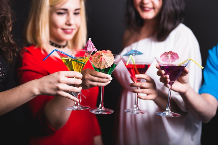 Grupa radosnych przyjaciół wznosi toast kolorowymi koktajlami w eleganckiej strefie VIP naszego polskiego klubu bingo Club Hall Society. Na przestronnym, drewnianym stole, zaraz obok stosów świeżych kart do gry, znajdują się wyśmienite, apetyczne przekąski przygotowane przez naszego szefa kuchni. Uśmiechnięte twarze i luźna postawa graczy doskonale oddają beztroską, weekendową atmosferę oraz ogromne emocje towarzyszące walce o najwyższe wygrane. Wybierając nasze pakiety grupowe, zyskujesz nie tylko świetną zabawę na najwyższym poziomie, ale również kompleksową obsługę barmańską prosto do Twojego stolika. Zapewniamy niezapomniane wrażenia dostosowane do każdej kieszeni i wymagań.