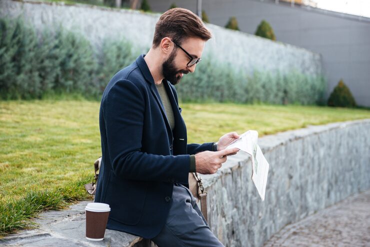Młody mężczyzna w stroju smart casual uważnie czyta zasady gry i regulamin klubu wywieszony na estetycznej, podświetlanej tablicy informacyjnej w korytarzu. W ręku trzyma zakupiony przed momentem bilet oraz pakiet świeżych kart do bingo, będąc w pełni gotowym na rozpoczęcie emocjonującego wieczoru. Transparentność i jasna komunikacja to absolutne fundamenty, na których konsekwentnie budujemy zaufanie naszych graczy w Club Hall Society. Gorąco zachęcamy każdego nowo przybyłego gościa do zapoznania się z naszymi standardami, co skutecznie pozwala uniknąć wszelkich nieporozumień podczas trwania imprezy.